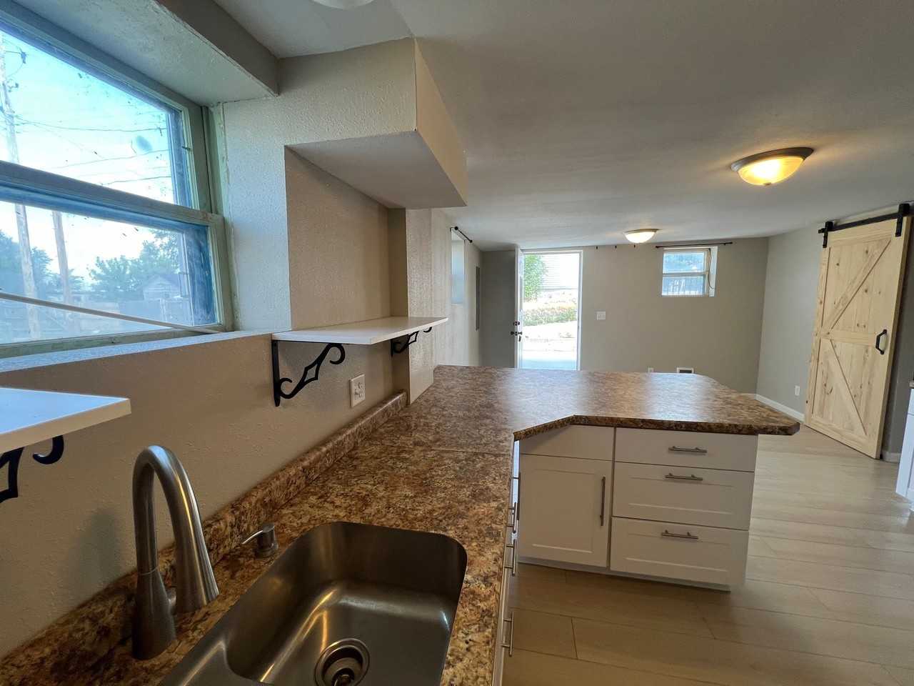 1138 West 11th Street - Photo 5 of 8