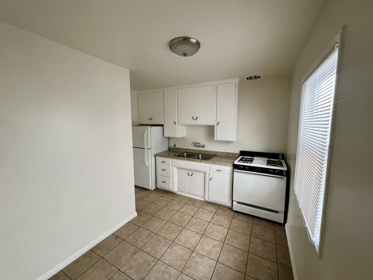 1061 E. Broadway - Photo 3 of 34