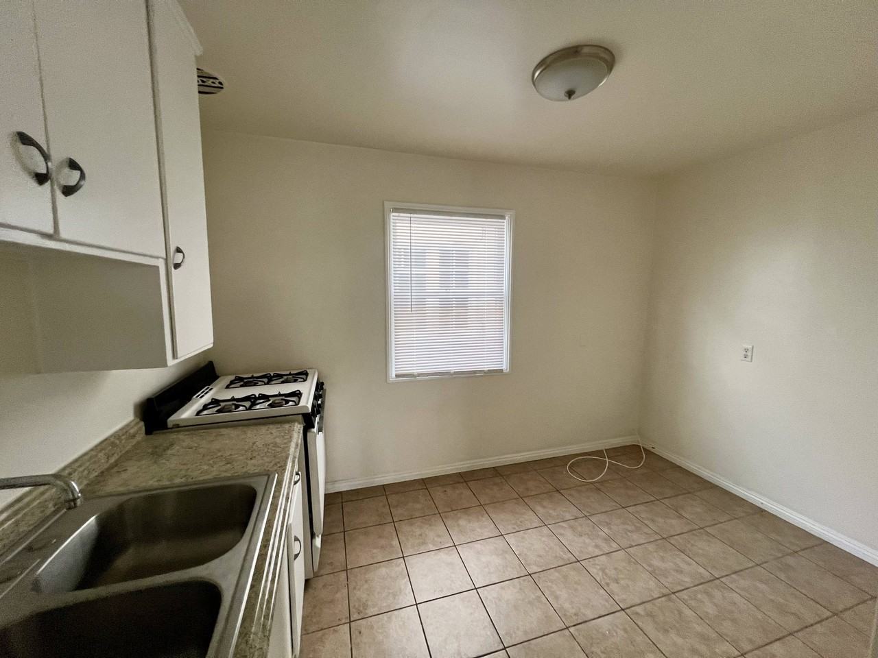 1061 E. Broadway - Photo 4 of 34