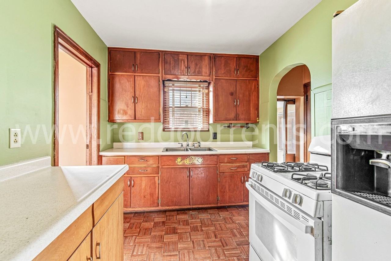 328 N Post Rd - Photo 4 of 28