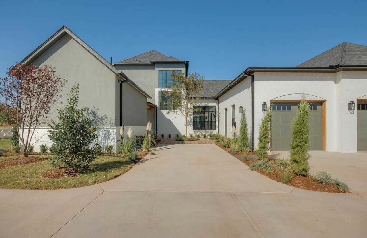 18717 Selah Way - Photo 2 of 34