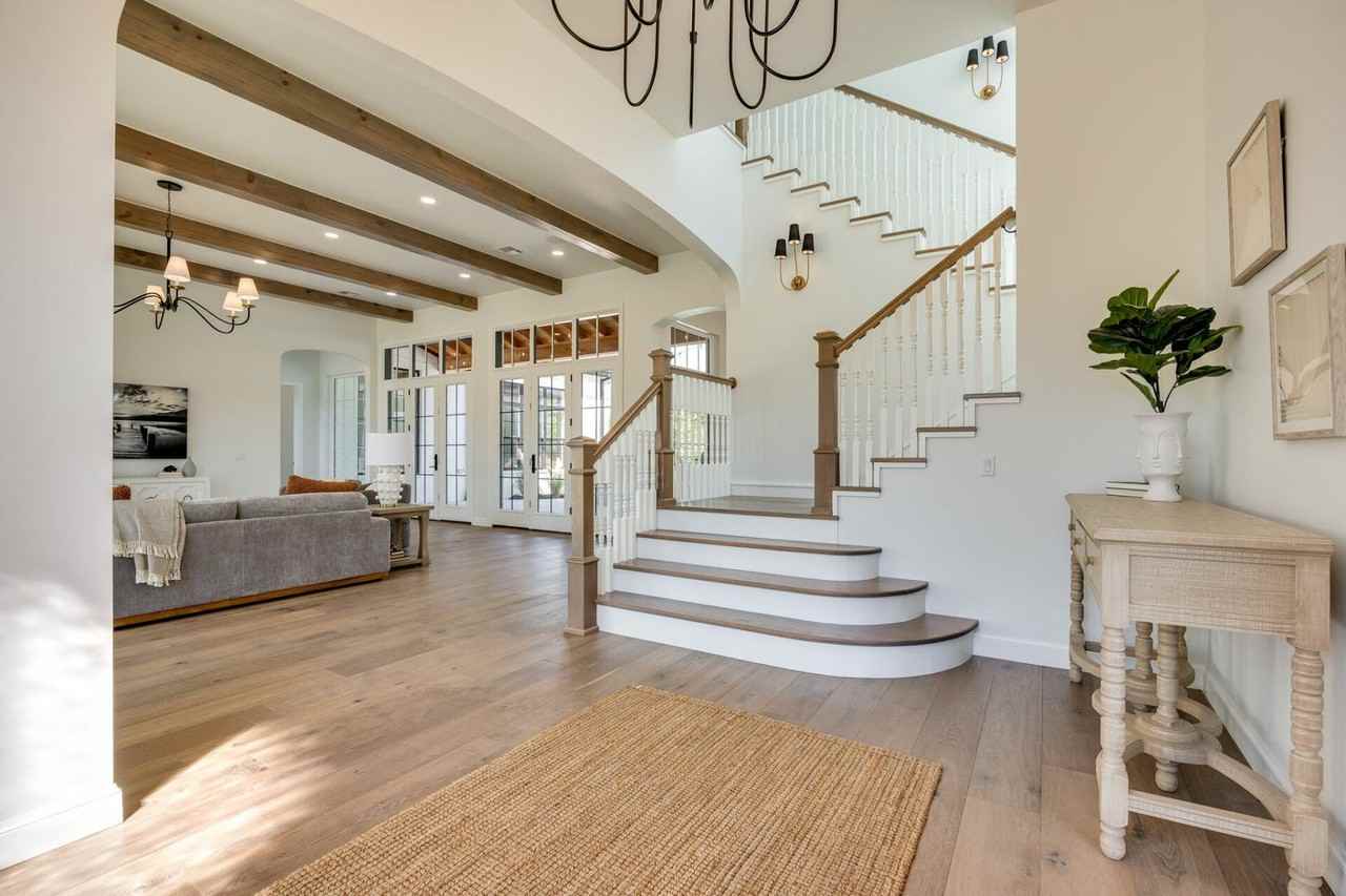 18717 Selah Way - Photo 4 of 34