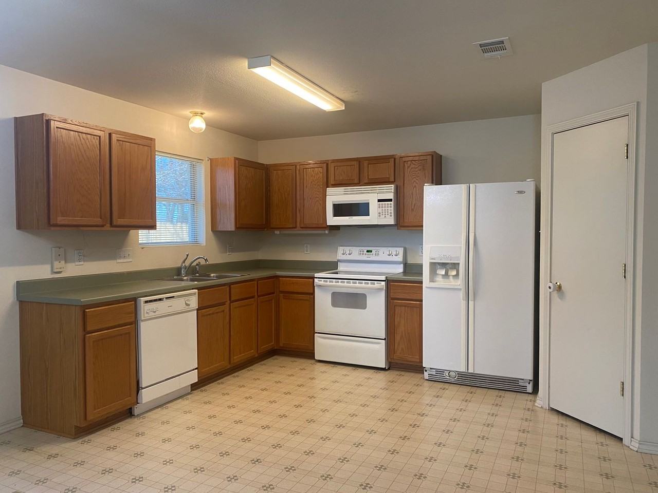 1712 Freedom Loop - Photo 4 of 21