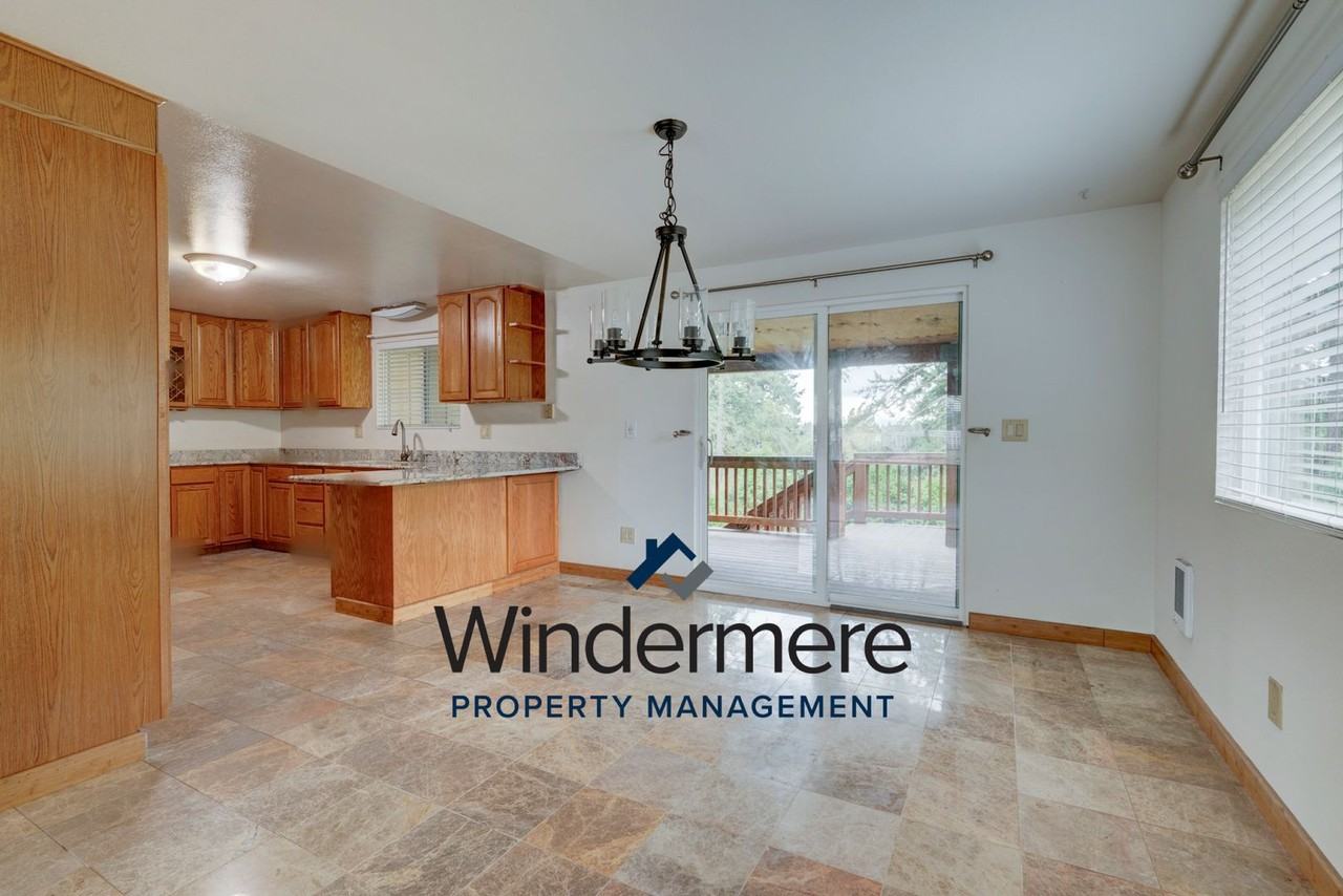 1179 Ne Oleary St - Photo 4 of 33