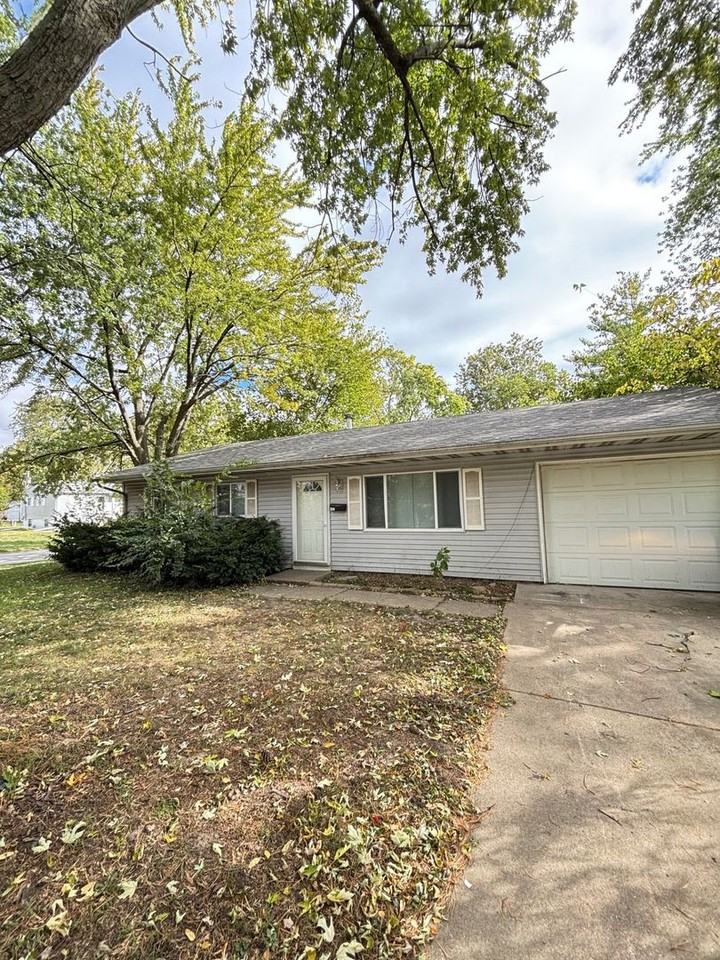 402 Dodson Dr S - Photo 2 of 10