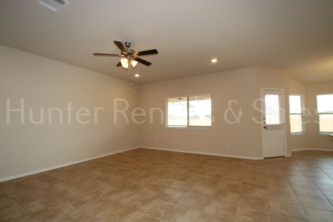 305 Saddleback Trl - Photo 4 of 27