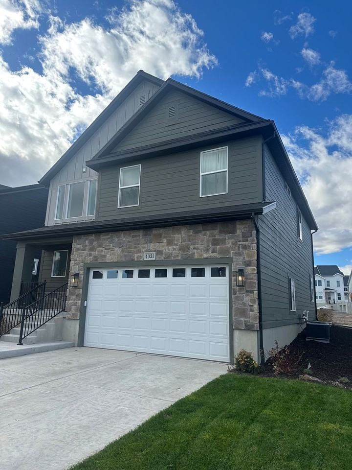 1031 N Devers Dr - Photo 2 of 48