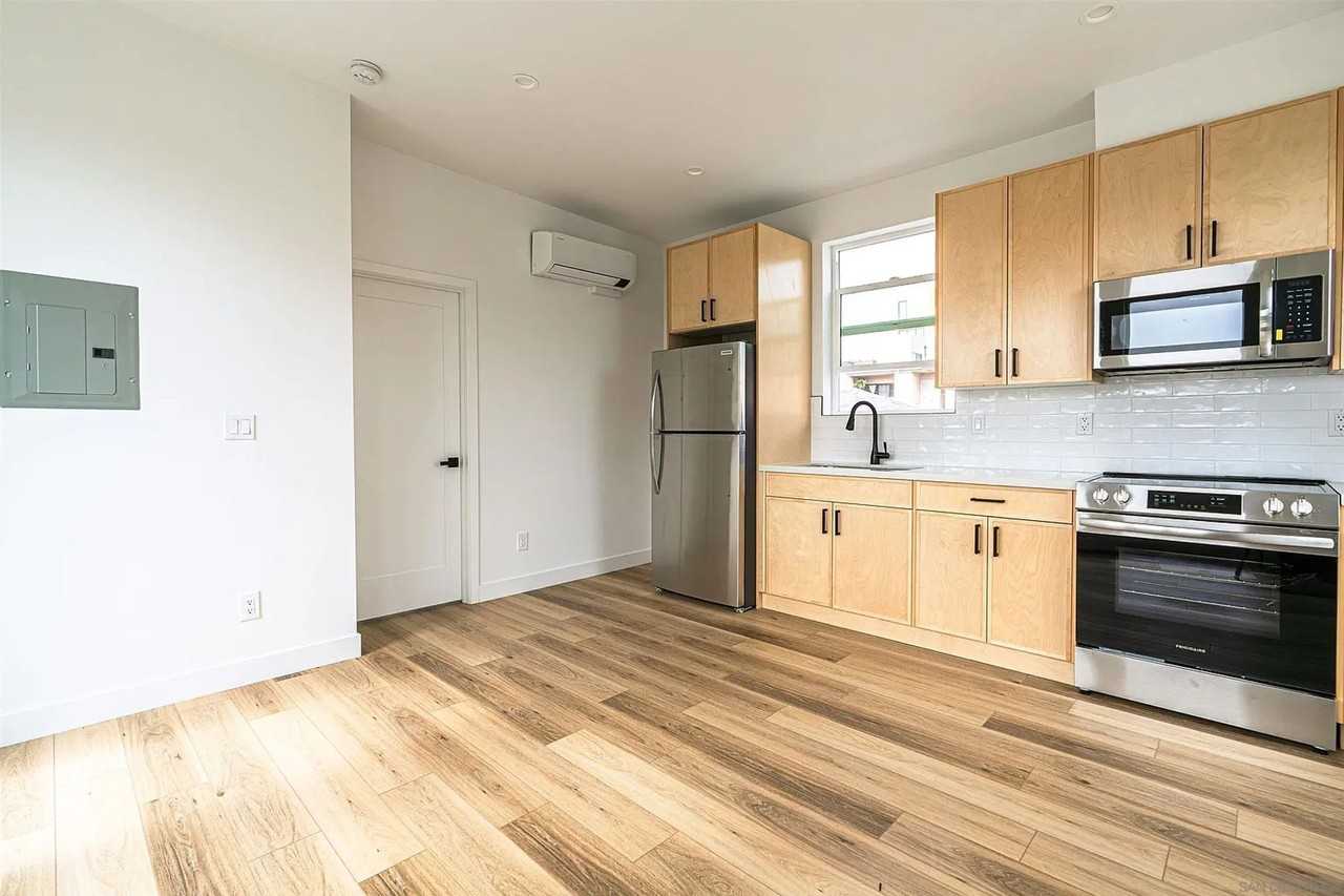 2945 B. St - Photo 2 of 10