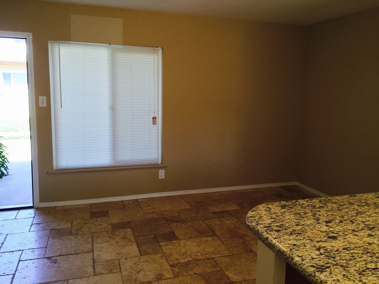 135 Daisy Ave - Photo 3 of 9