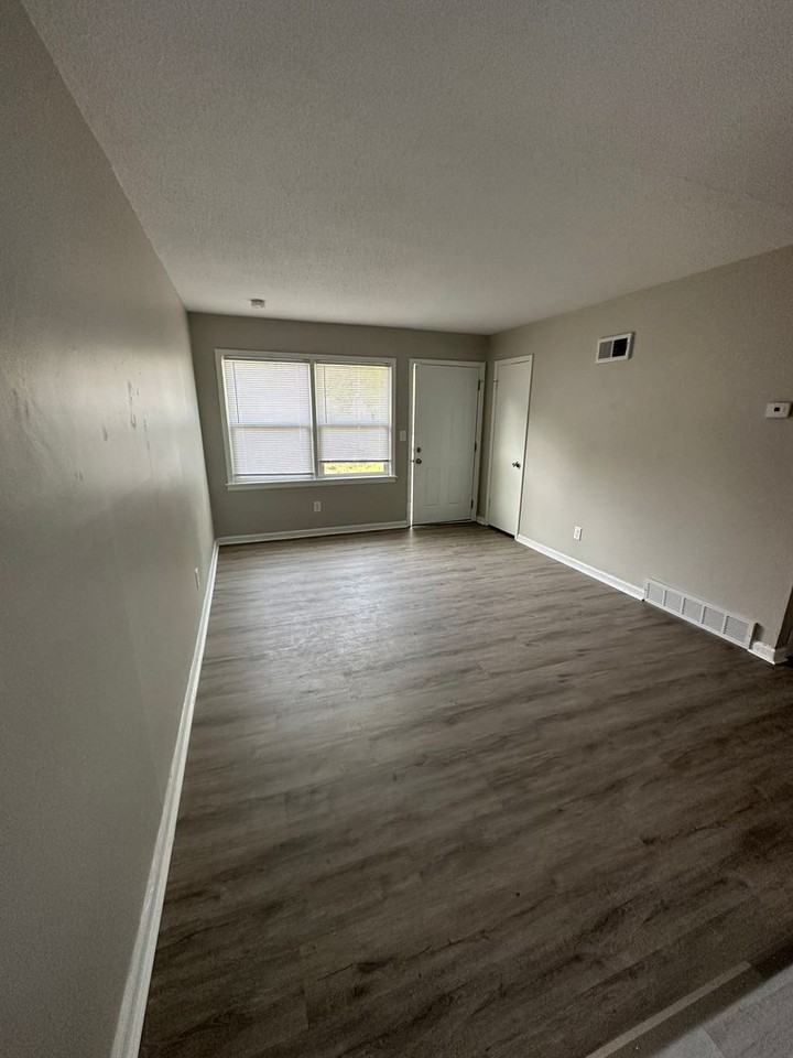 5616 E 101st Ter - Photo 2 of 7