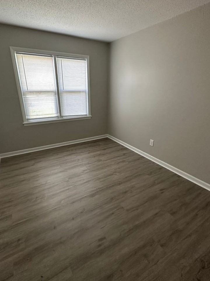 5616 E 101st Ter - Photo 3 of 7