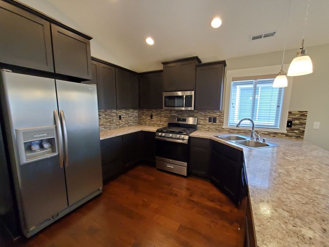 1009 Ne 10th St - Photo 3 of 19