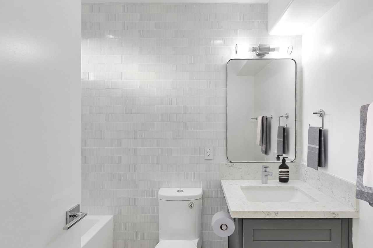 1133 25th St - Photo 2 of 3