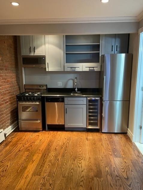 426 E 9th St #7 - Photo 2 of 6