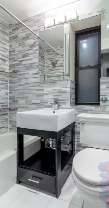 306 E 8th St #B2 - Photo 2 of 9