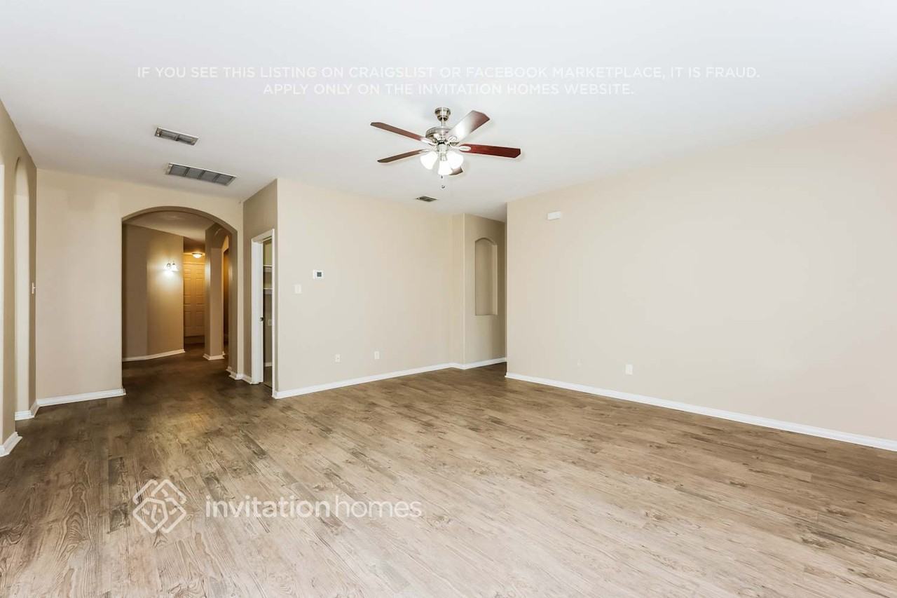 932 Matagorda Ln - Photo 3 of 17