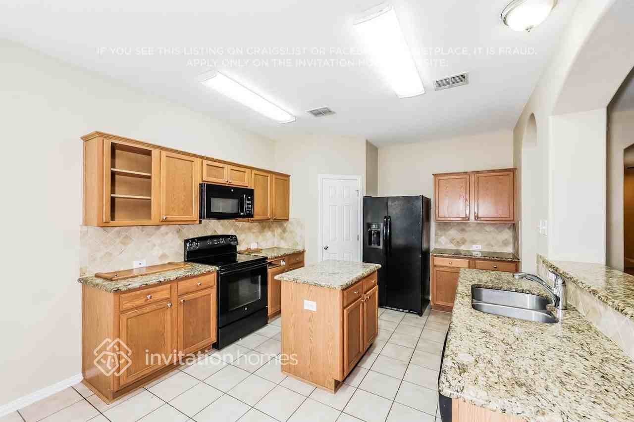 932 Matagorda Ln - Photo 6 of 17