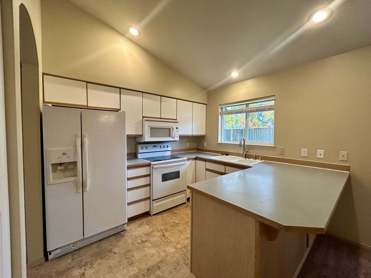 948 E St - Photo 3 of 18