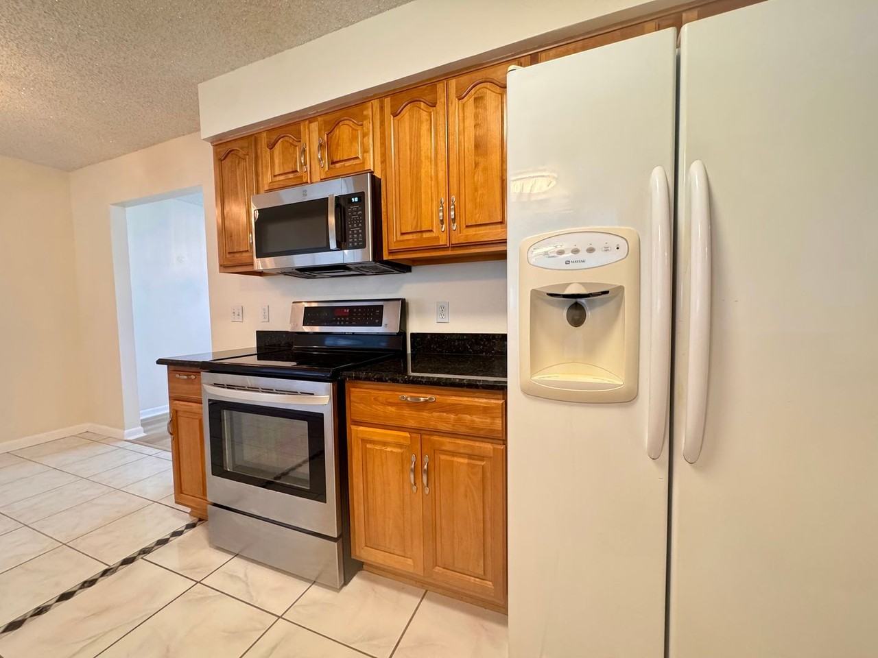 1005 Bradford Dr - Photo 4 of 31