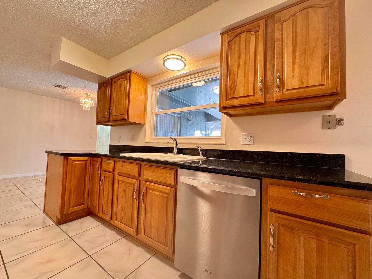 1005 Bradford Dr - Photo 5 of 31