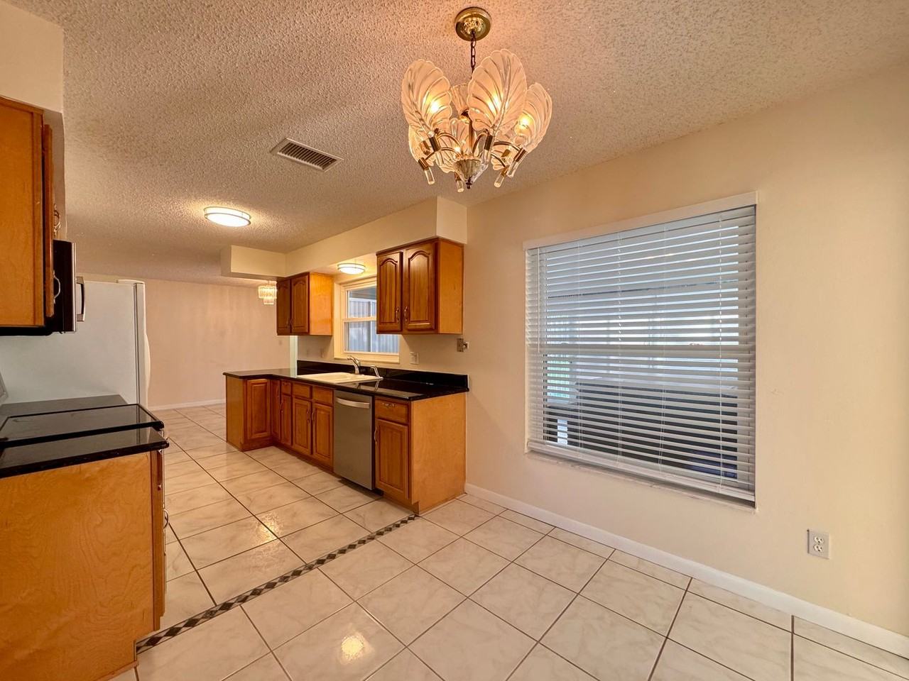 1005 Bradford Dr - Photo 7 of 31