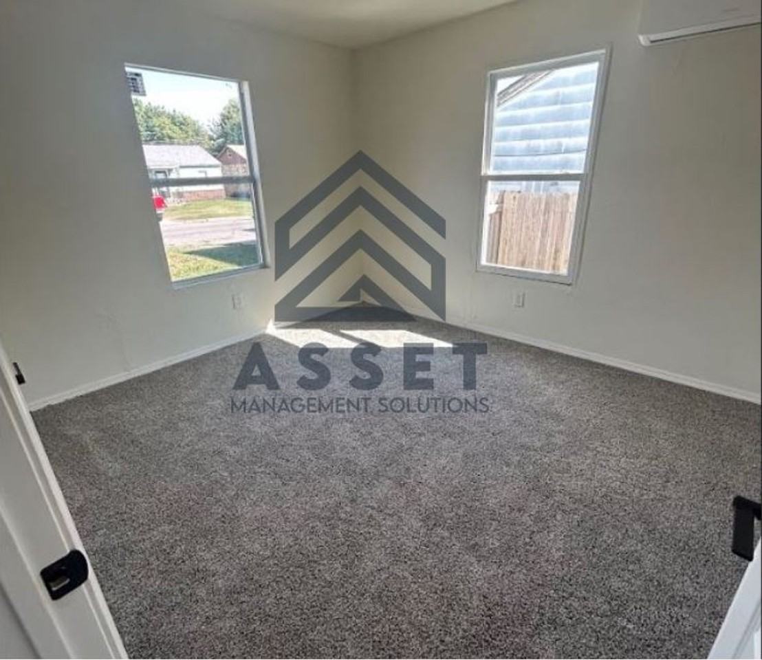 1216 Sw 56th St - Photo 3 of 7