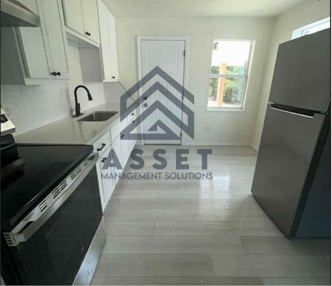 1216 Sw 56th St - Photo 5 of 7