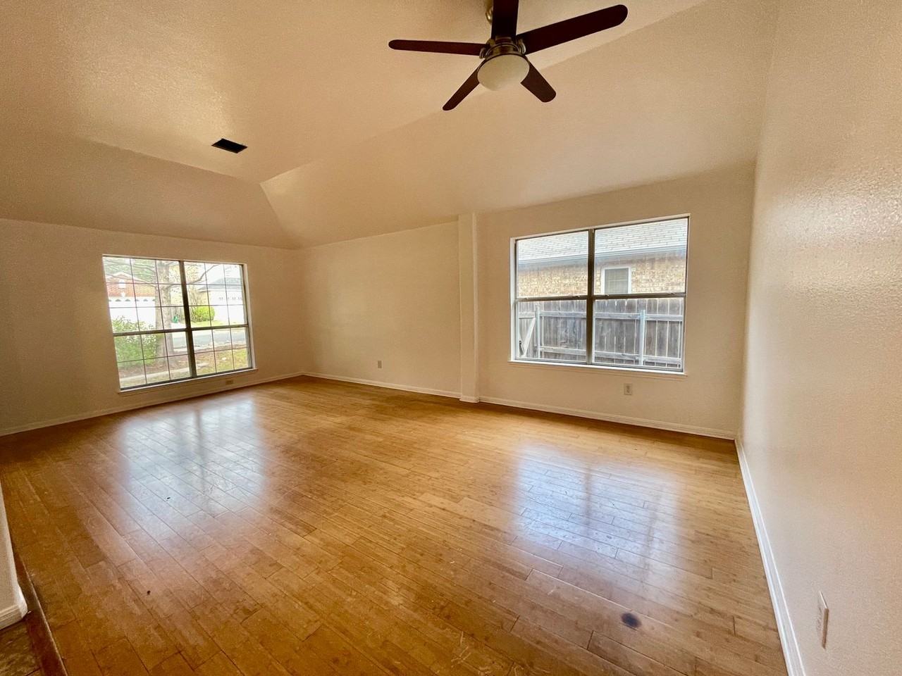 2204 Zoa Dr - Photo 4 of 22