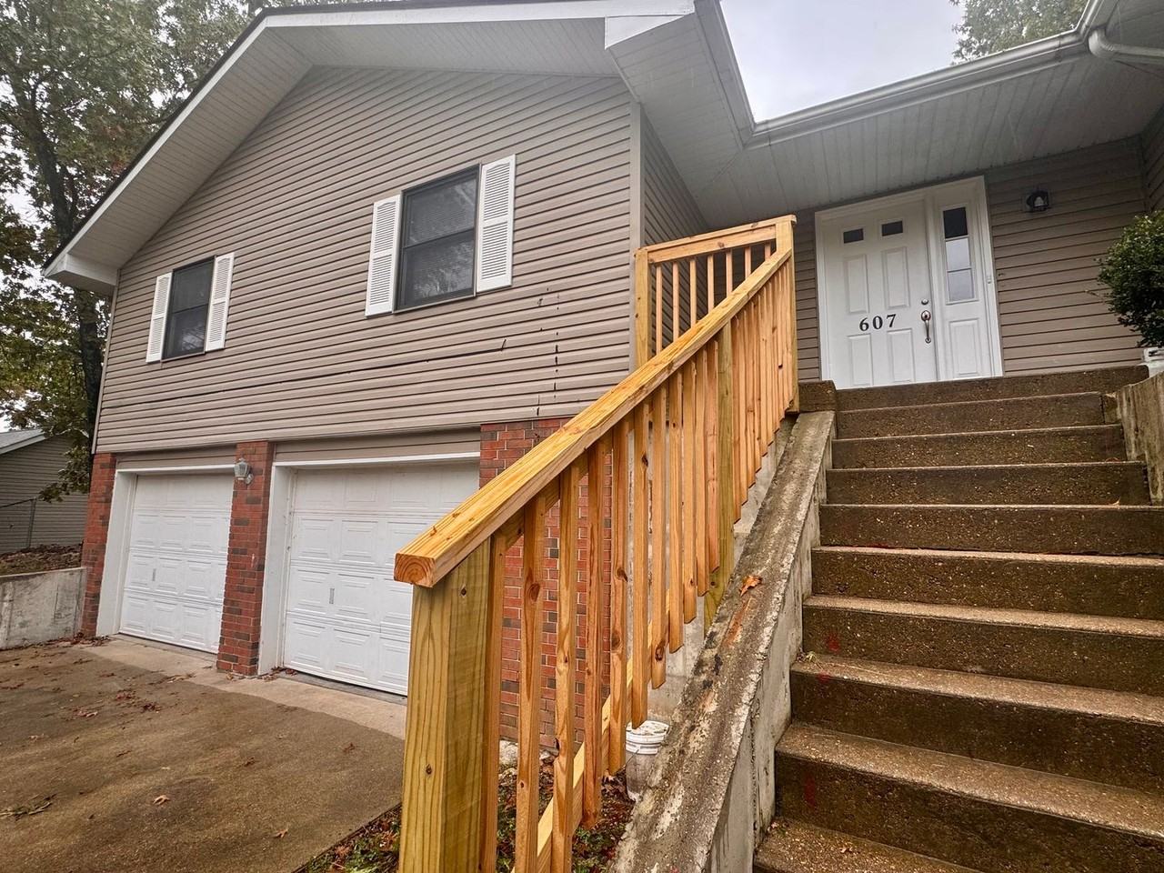 607 Royal Road - Photo 2 of 22