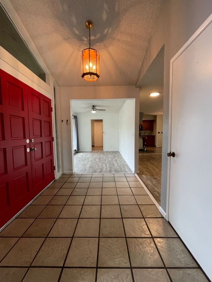 3029 W Barstow Ave - Photo 2 of 26