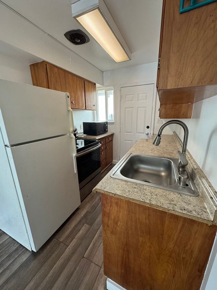 2625 Ne 9th Pl - Photo 3 of 4