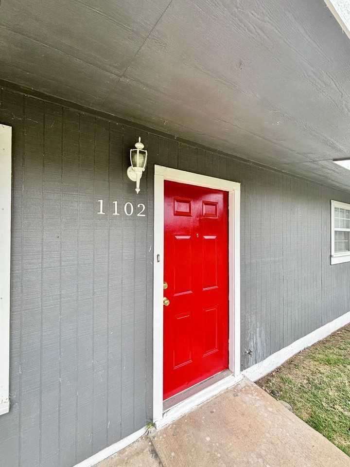 1102 E 23rd St - Photo 3 of 20