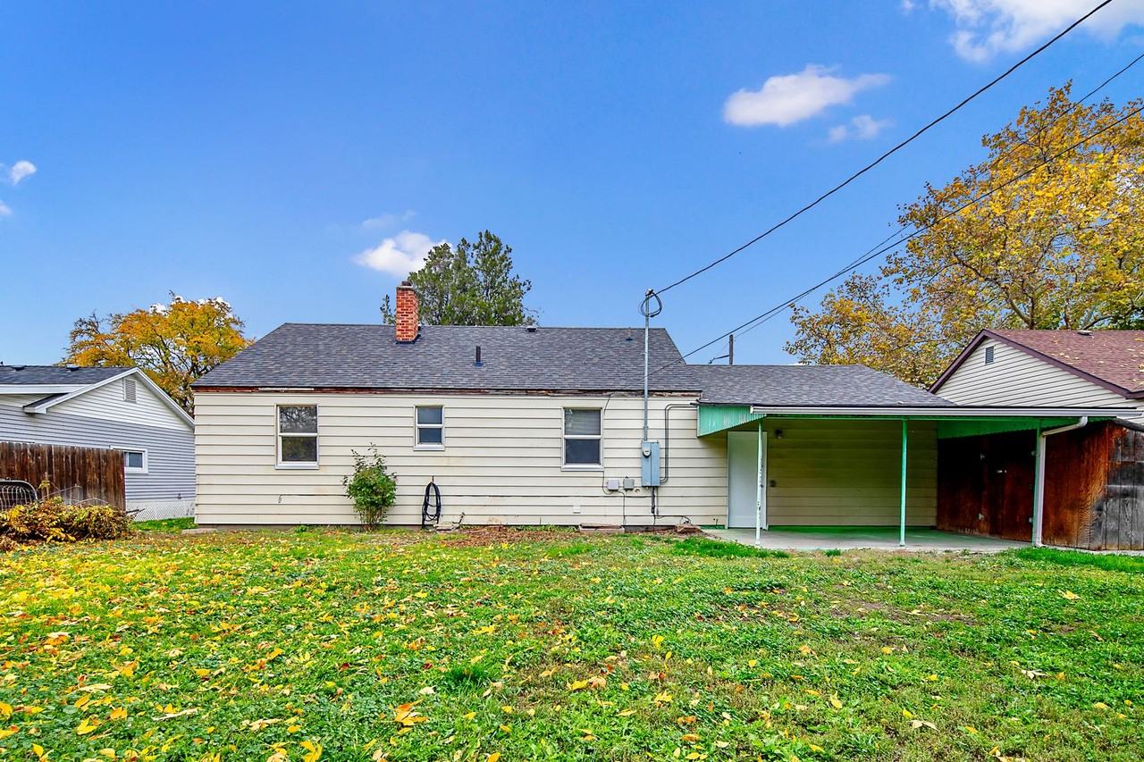 1401 South Empire Way - Photo 2 of 19