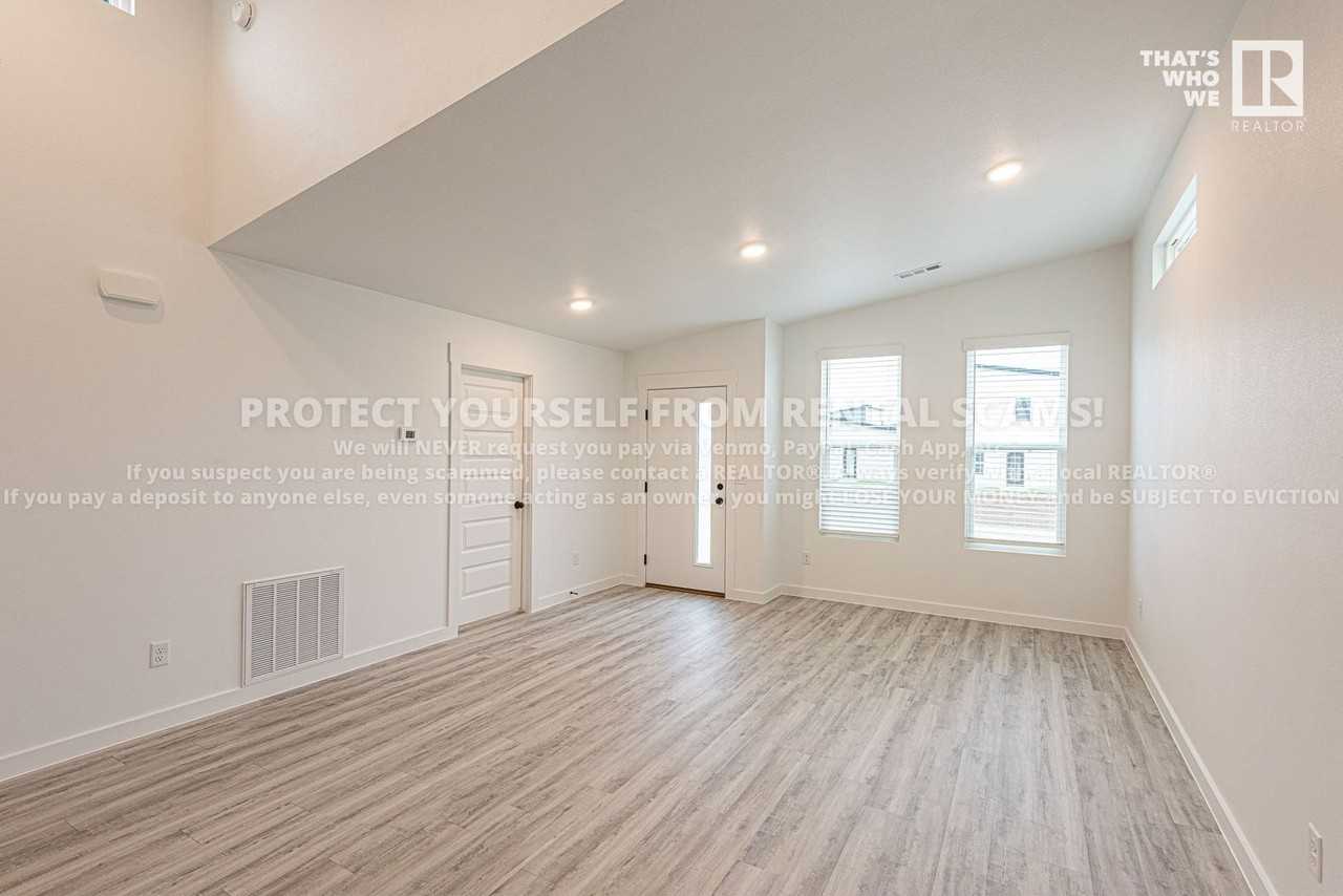 911 911 Reading Railroad Lane - Photo 3 of 11