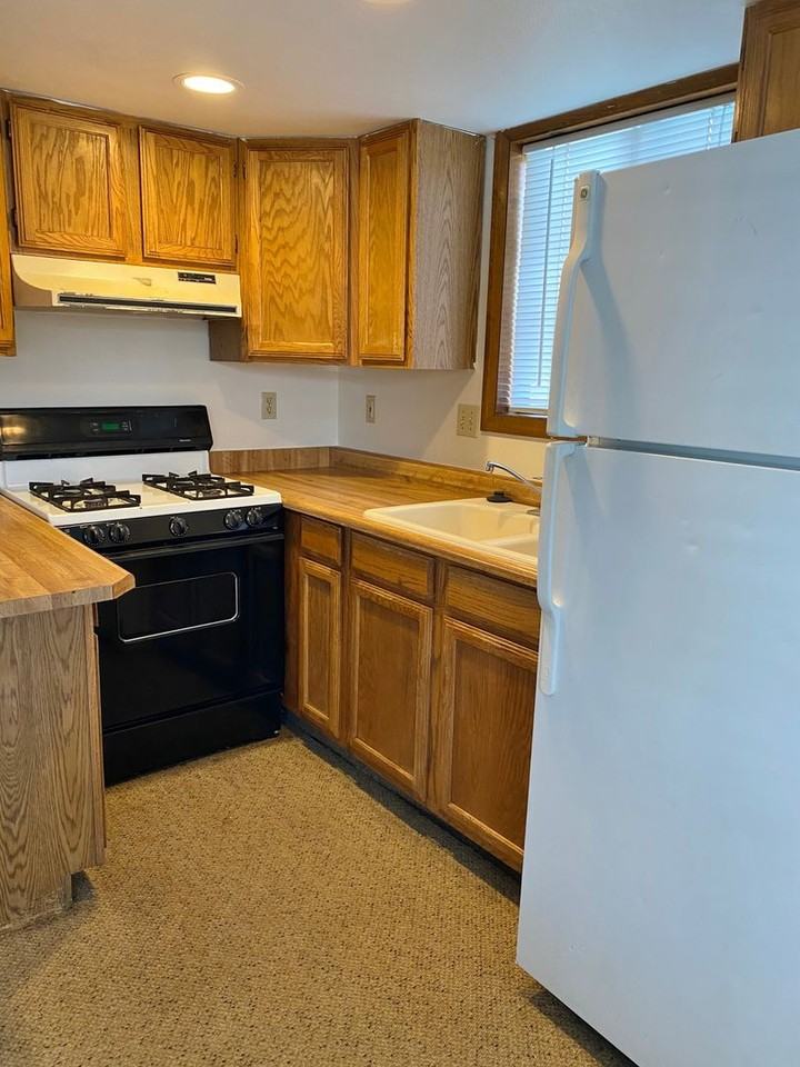 975 Wilson Ave #B - Photo 3 of 4