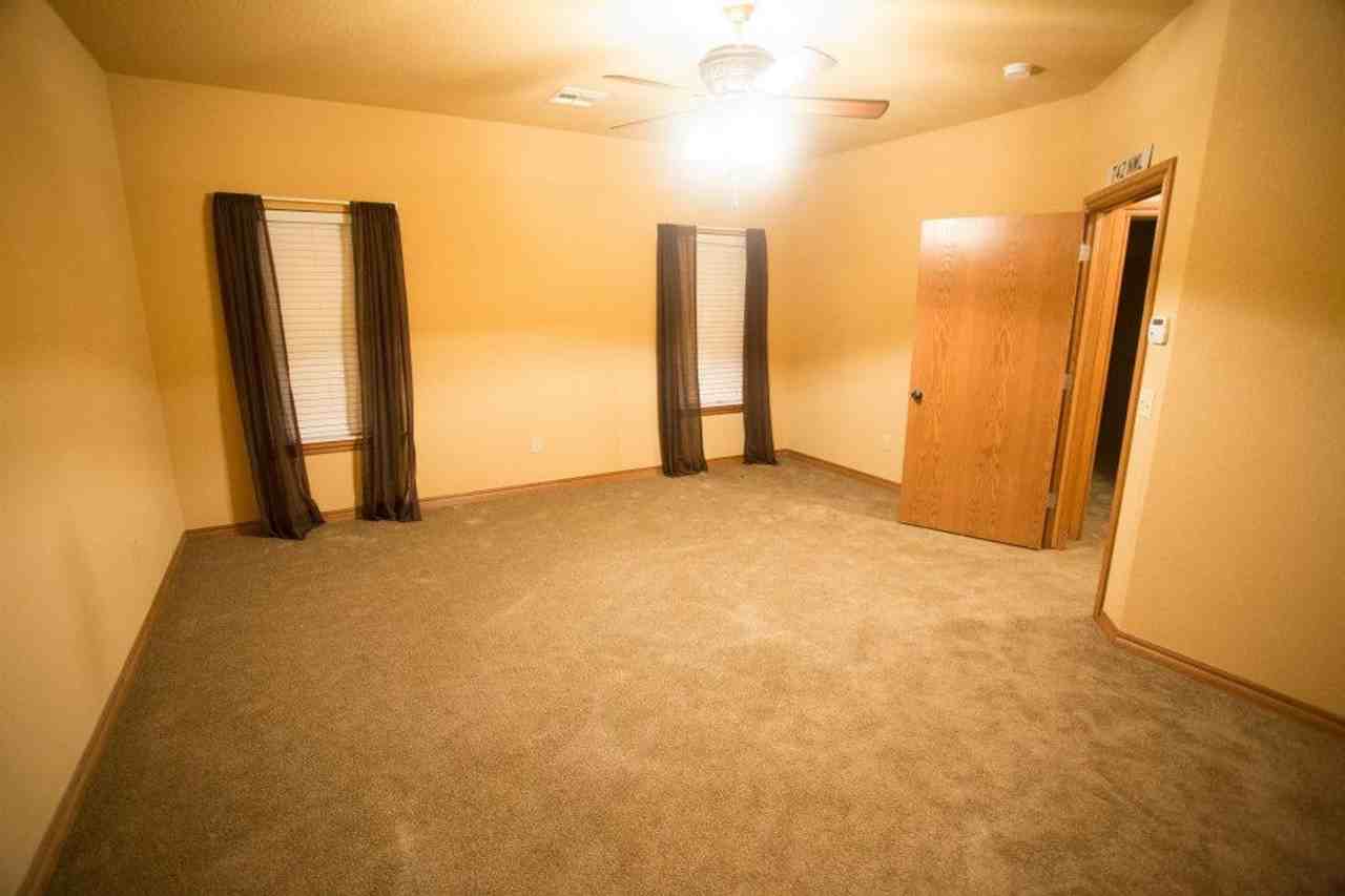 1101 Golden Leaf Dr - Photo 7 of 20