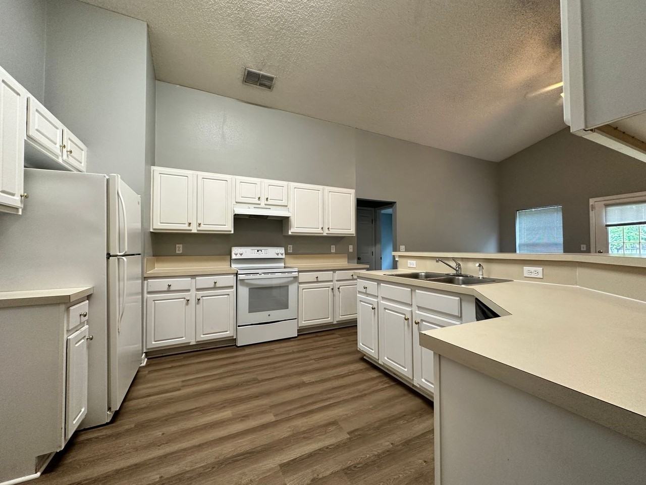 2478 Aloha Ln - Photo 4 of 18