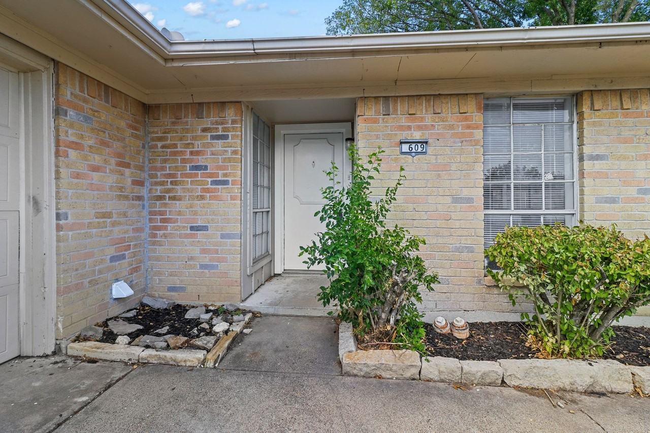 609 Shadyglen Dr - Photo 2 of 17