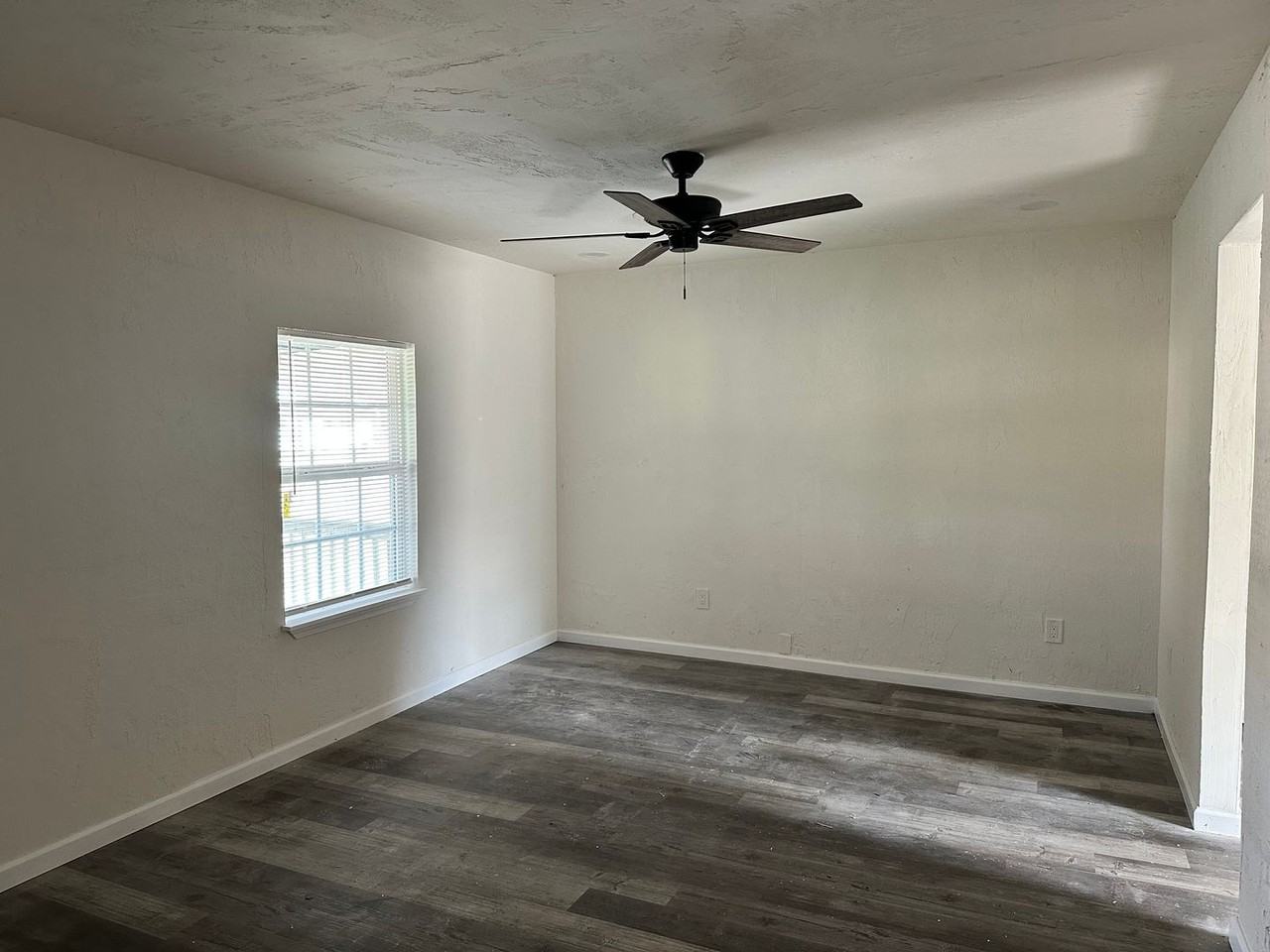 2807 Nw 26th St - Photo 3 of 23