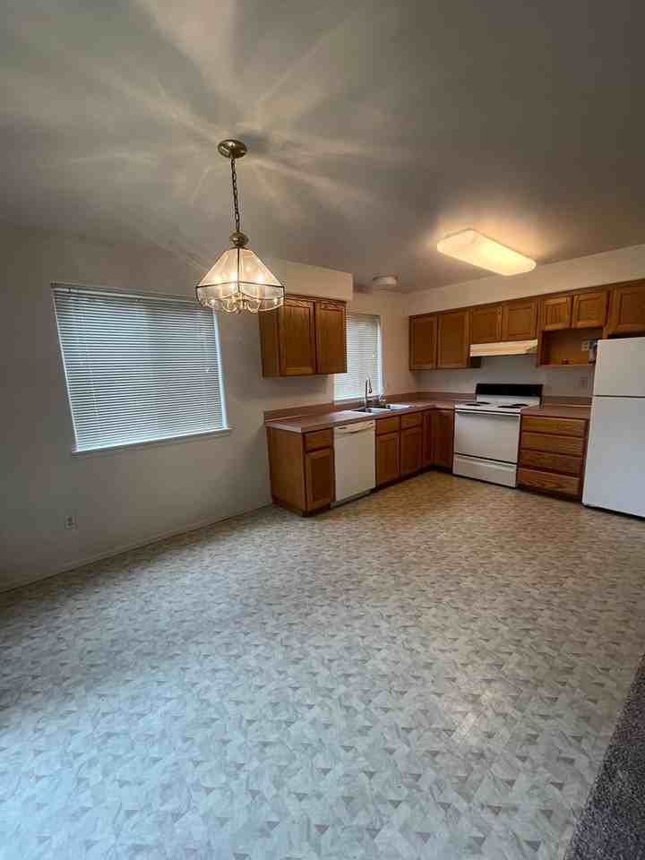 1675 Ono Avenue - Photo 3 of 11