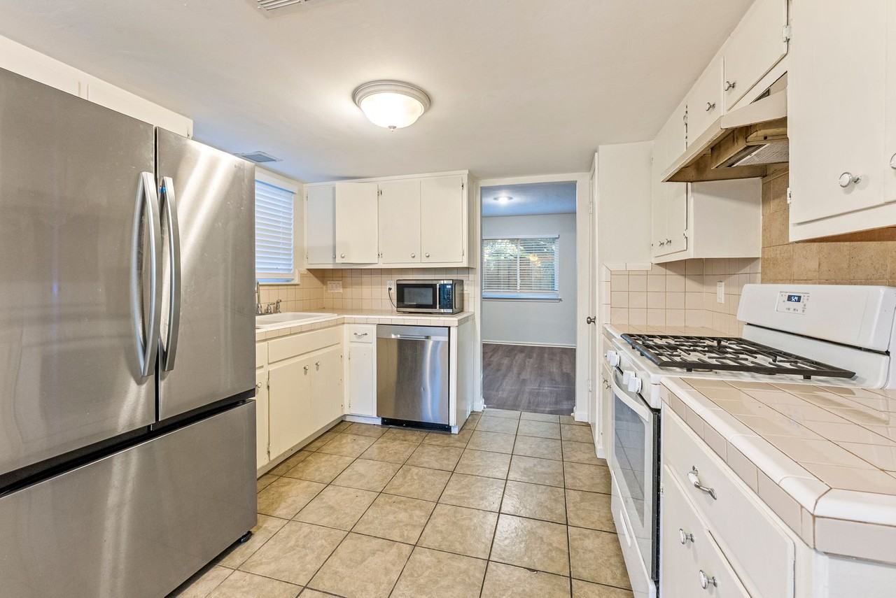 1105 Hermitage Dr - Photo 6 of 23