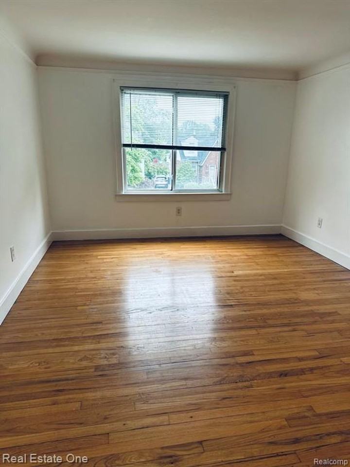 122 W Houstonia Ave #B - Photo 4 of 16