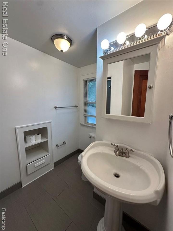 122 W Houstonia Ave #B - Photo 7 of 16