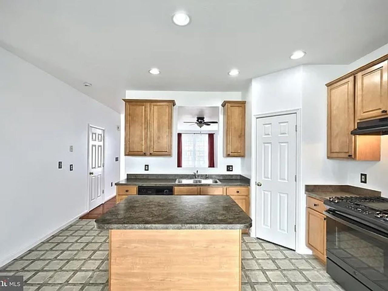 1193 Ledge Dr - Photo 5 of 39