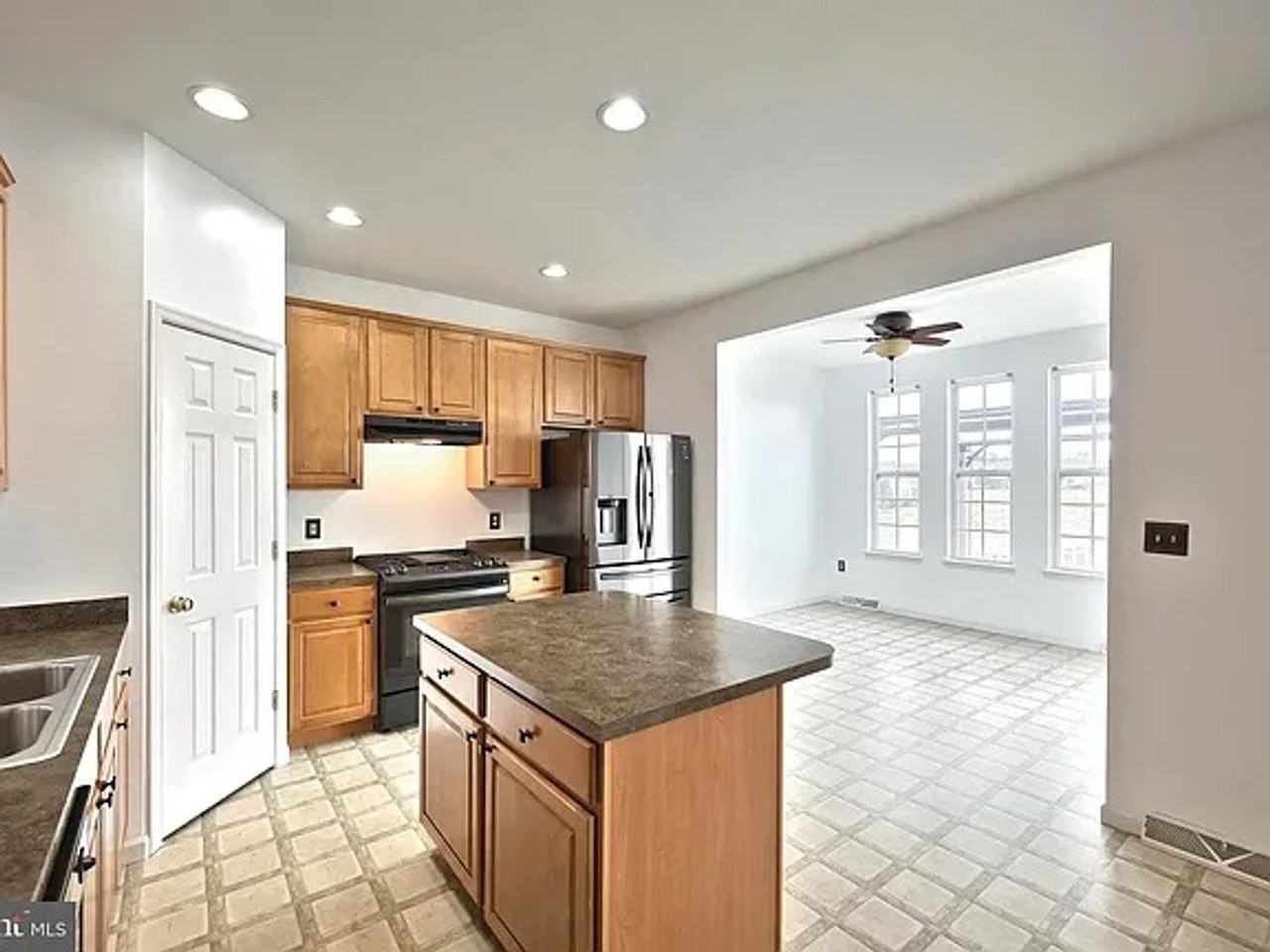 1193 Ledge Dr - Photo 6 of 39