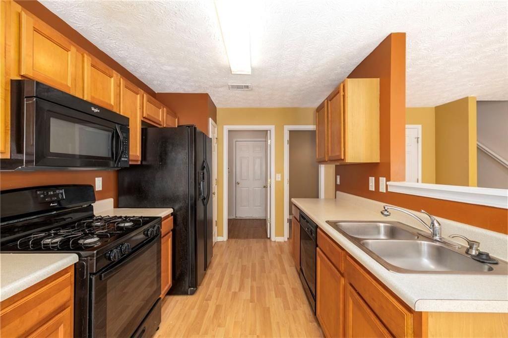 663 Lakes Cir - Photo 6 of 19