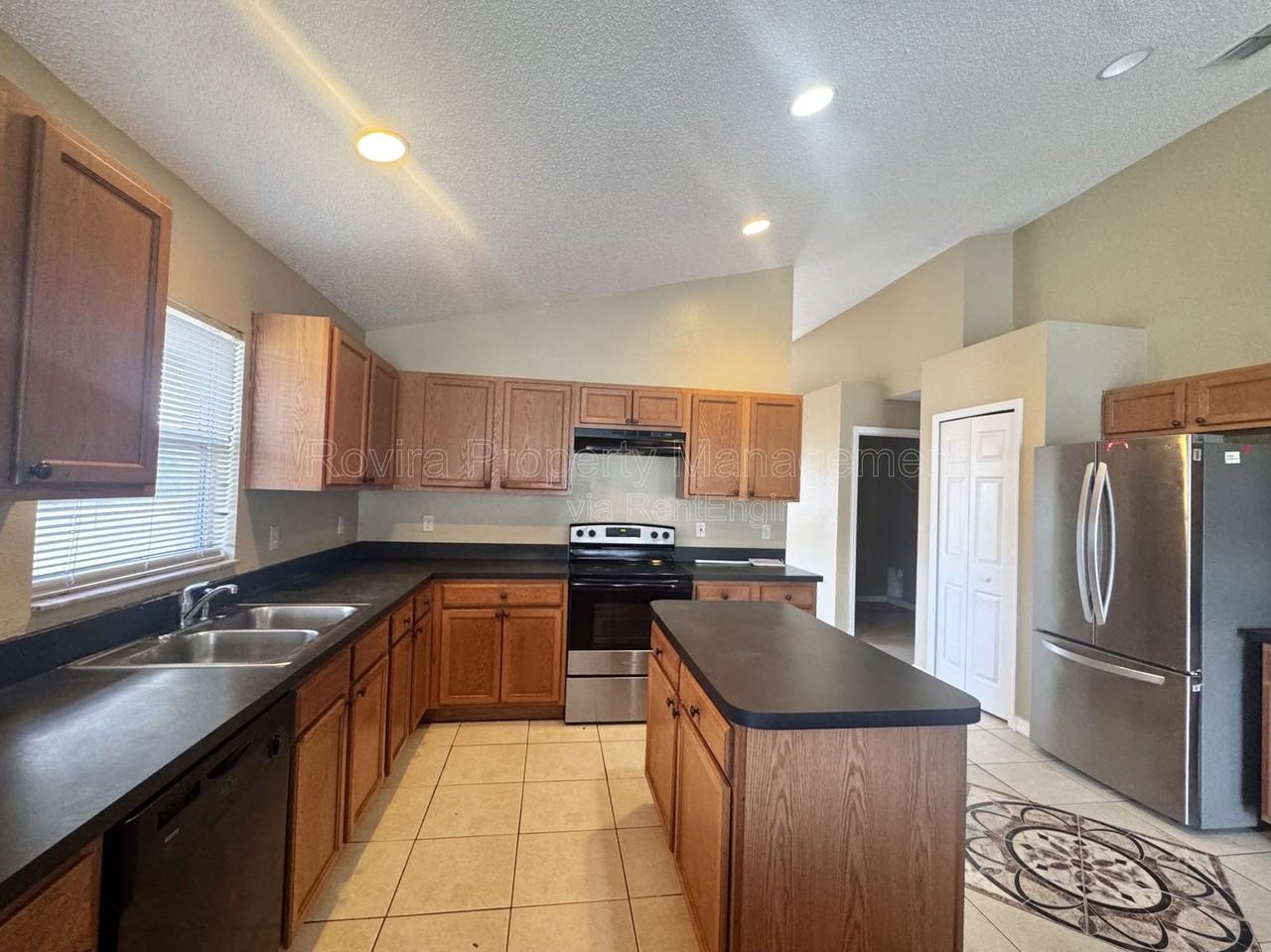 127 Appian Way - Photo 4 of 10