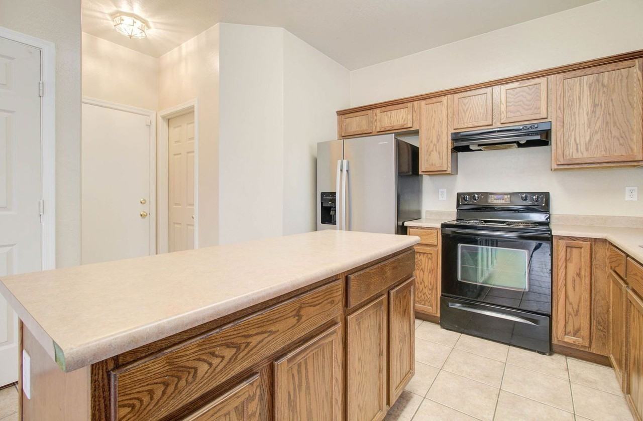 17762 West Hearn Road - Photo 5 of 48