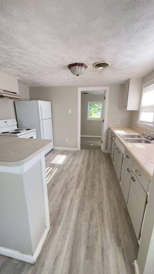 2010 S Rosemont Ave - Photo 4 of 5