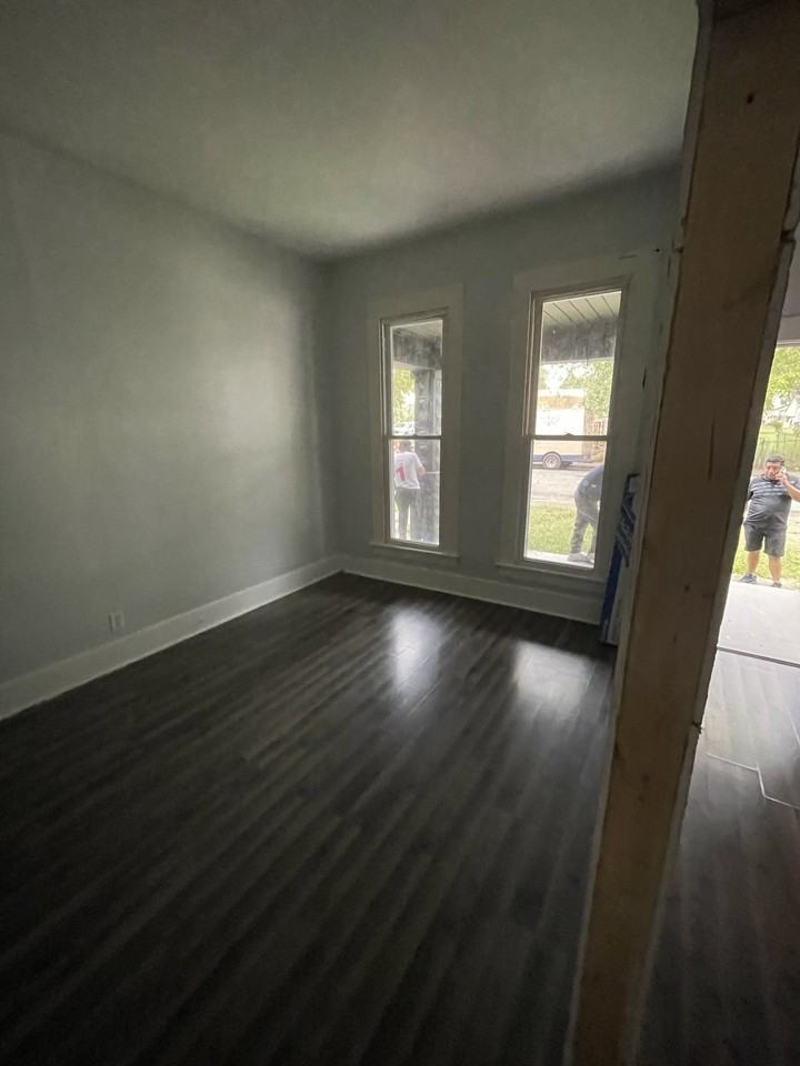 1110 Edgar St - Photo 2 of 9